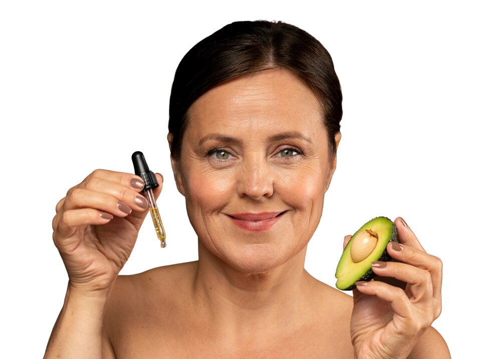 mujer con aguacate como alimento que beneficia la piel en su rutina facial